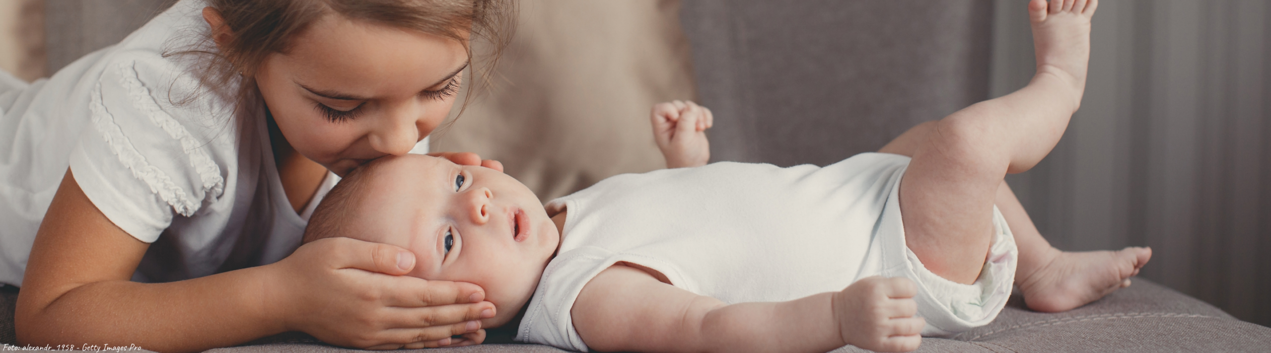 Kind bereitet sich im Geschwisterkurs in Dresden auf das neue Baby vor