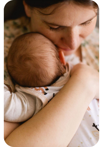 Karolin mit ihrem Baby in einem ruhigen und innigen Moment voller Nähe und Geborgenheit