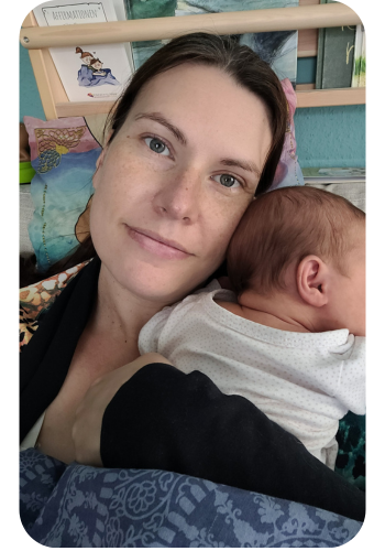Karolin Schriefer im Wochenbett mit ihrem Neugeborenen auf der Brust — bindungsorientierter Familienalltag voller Nähe und Geborgenheit