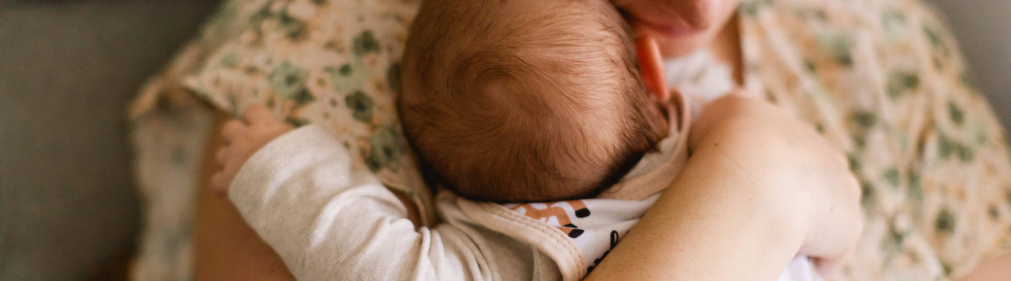ich brauche einen titel und einen alt-text. alles seo tauglich für die startseite meiner website Titel Familienbegleitung für Schwangerschaft, Babyzeit und Familienalltag in Dresden Alt-Text Mama hält ihr Baby liebevoll im Arm — bindungsorientierte Familienbegleitung rund um Schwangerschaft, Babyzeit und Familienalltag in Dresden und Radebeul