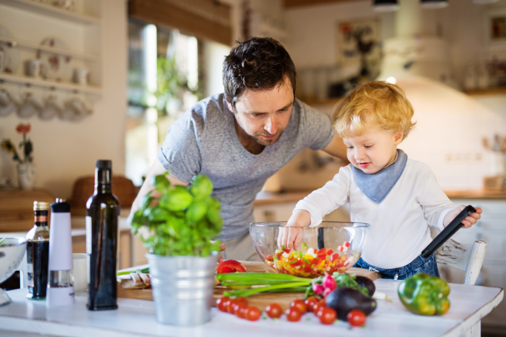 das bild steht repräsentativ für alle workshops und soll seotauglich sein Titel Online Workshops für Eltern rund um Babyzeit, Familientisch und Familienalltag Alt-Text Vater und Kleinkind bereiten gemeinsam Essen in der Küche zu — symbolisches Bild für Online Workshops rund um Babyzeit, Familientisch, Beikost und bindungsorientierten Familienalltag in Dresden