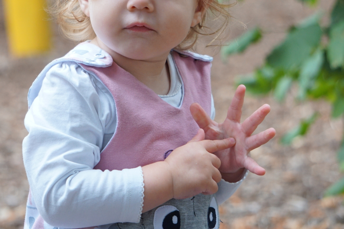 Kleinkind nutzt Handzeichen zur Kommunikation im Babygebärdenkurs MiniSigns in Dresden