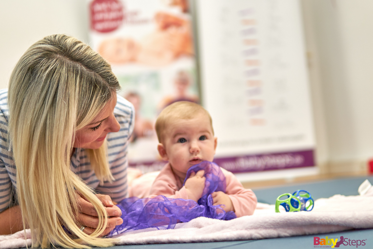 Baby mit Mutter im BabySteps Babykurs in Dresden während einer spielerischen Entwicklungsphase